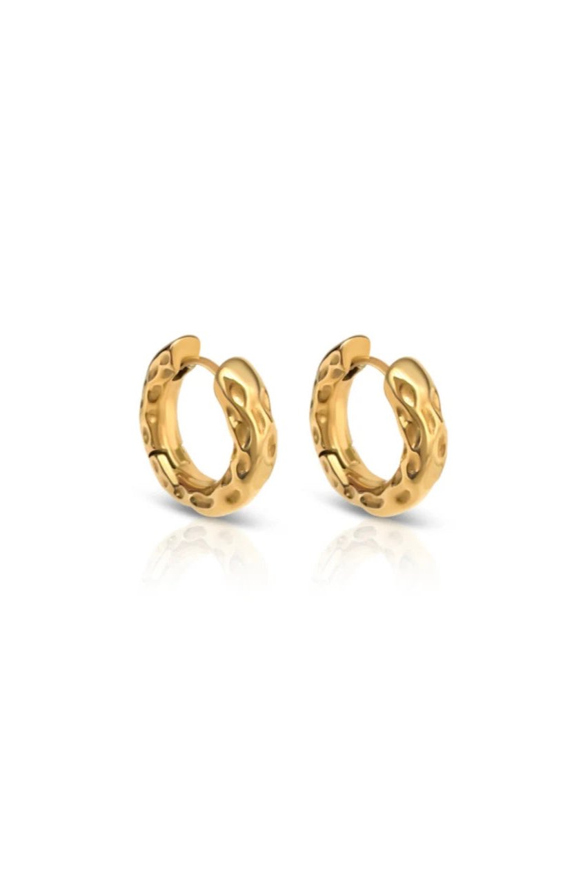 Assist Hoop Earrings - Gold, by Ever

Intricately hammered hoop earrings, designed to make a bold statement and are a versatile addition for touch of edge and uniqueness to your activewear jewellery look.