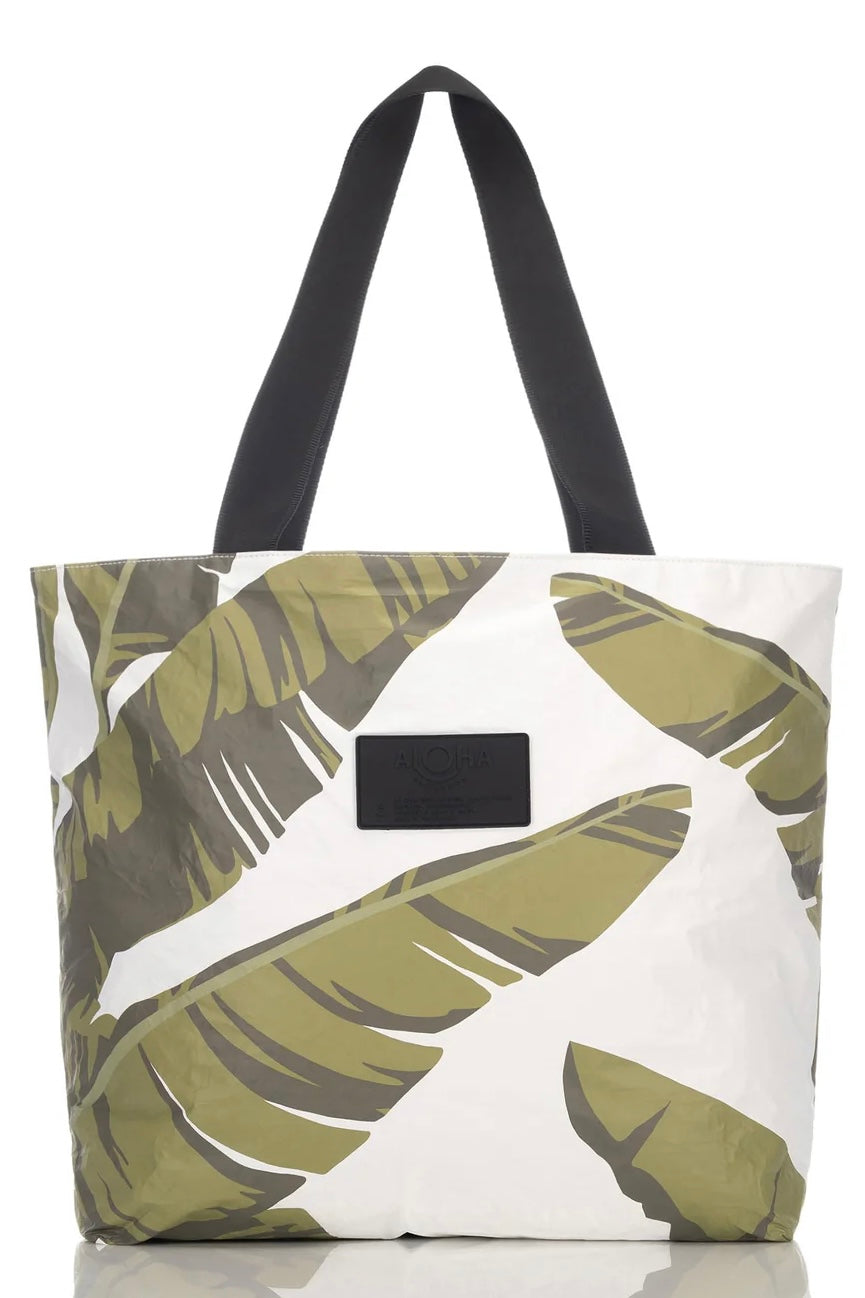 Aloha Lu'au Day Tripper - Lu'au

Our Day Tripper tote is a bestseller for a reason—its versatility! This do-anything, go-anywhere bag will keep your stuff protected against splashes, spills, and weather while you go from point A to point B. Carry it on a flight, take it to the beach, or use it as your diaper bag!