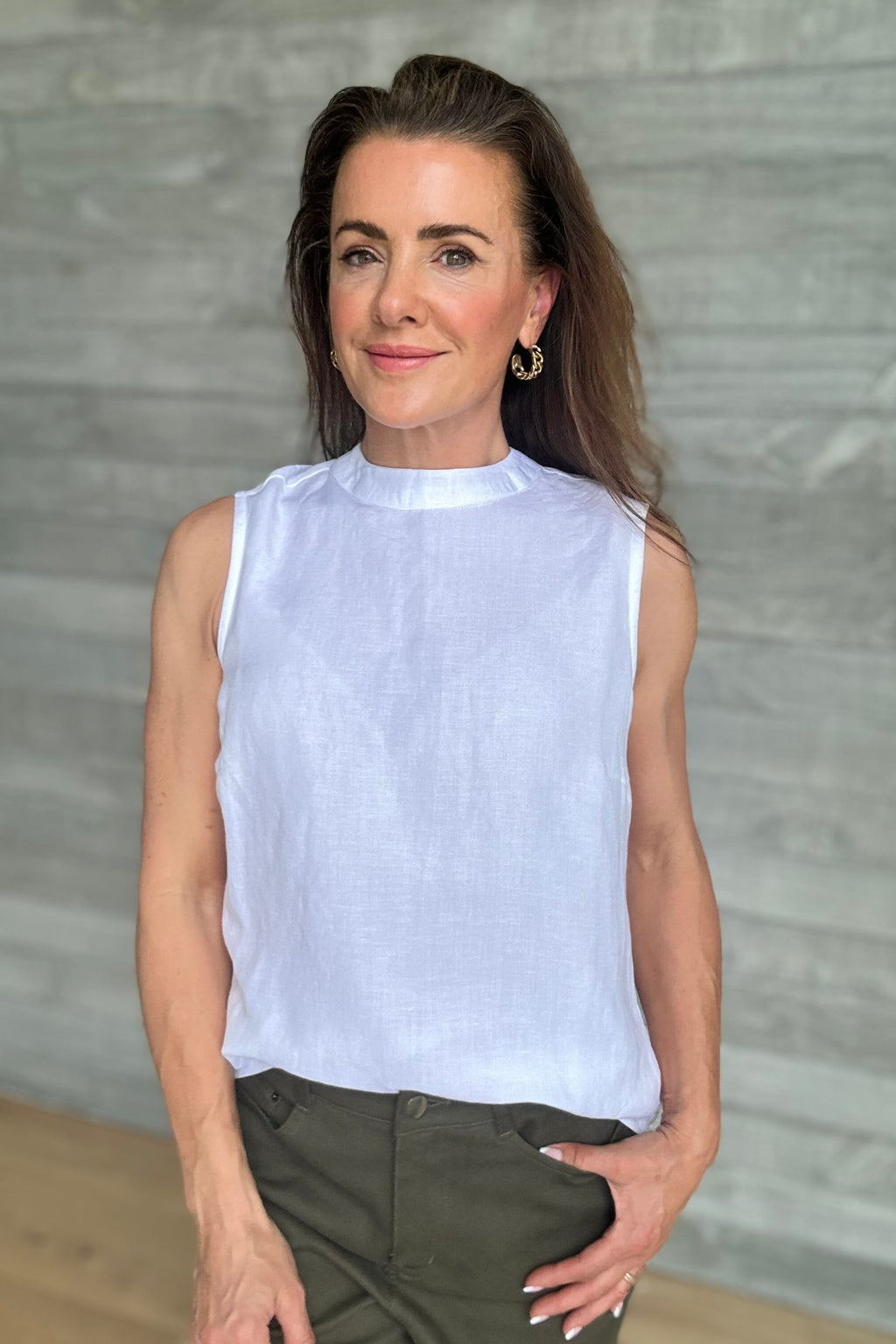 Adel Top - White Linen Blend, by Shanty Corp.

• REGULAR FIT
• GATHERED ADJUSTABLE BACK TIE FEATURE WITH KEYHOLE
•HIGH NECKLINE
• SLEEVELESS