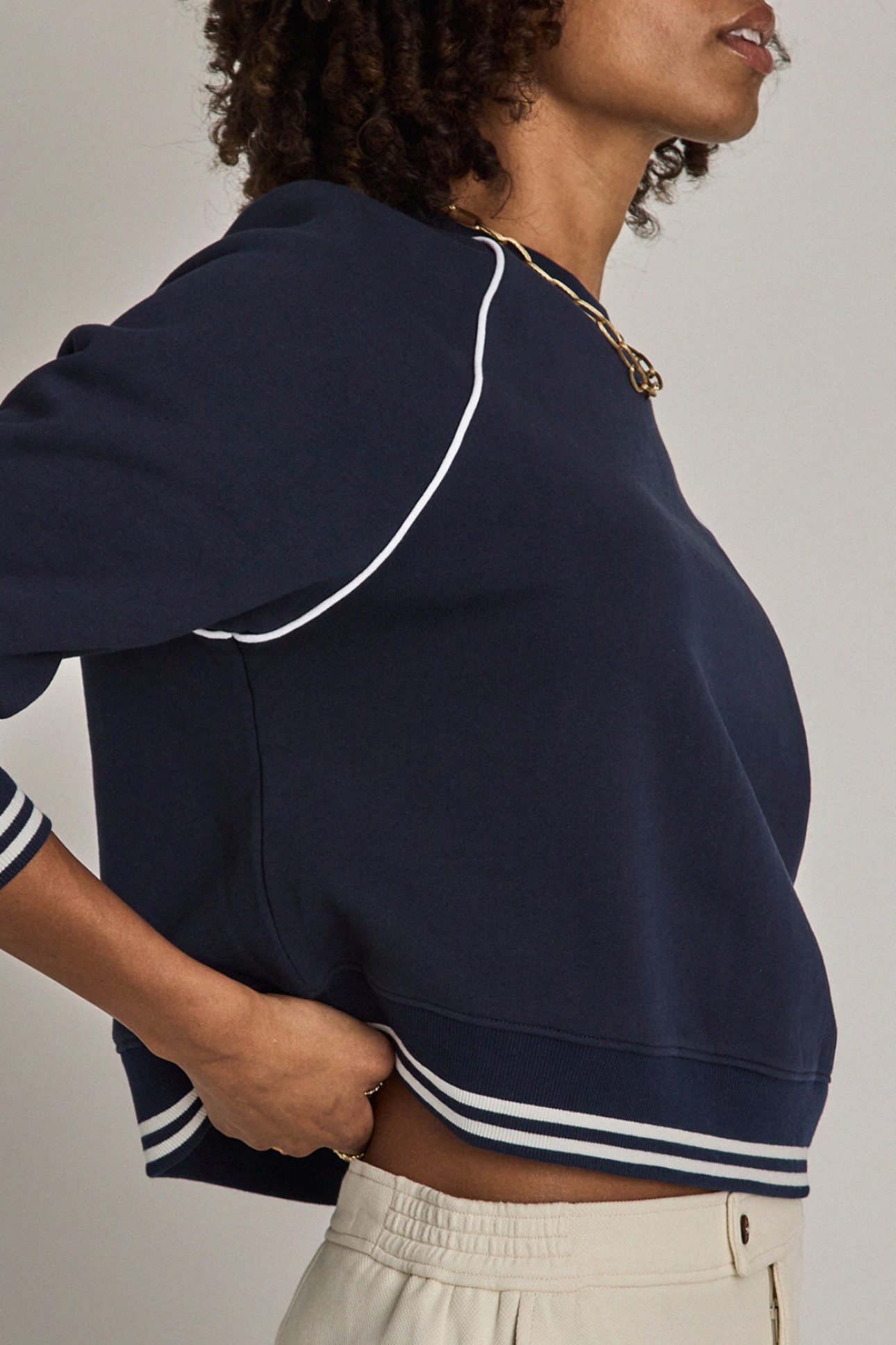 Astra Paloma Crew - Navy, by The Upside

The Astra Paloma Crew pairs everyday ease with classic hues

An oversized crew in navy
100% brushed organic cotton loopback fabrication
The Upside embroidered logo at front chest
Ribbed neckline
Ribbed cuffs and hem with white stripe accent
Drop shoulder relaxed styling with white piping detail