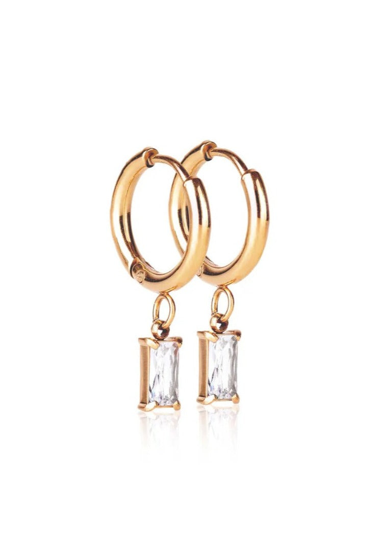 <h3>Luxe Drop Huggie Earrings - Gold, by Ever</h3> <p>Sweat Resistant. Waterproof. Anti-Tanish. No Fade. Hyperallergenic.</p> <p data-mce-fragment="1">These delicate drop huggies will add an element of sophistication and certainly level up your athleisure look, taking you from day to night.&nbsp;</p>