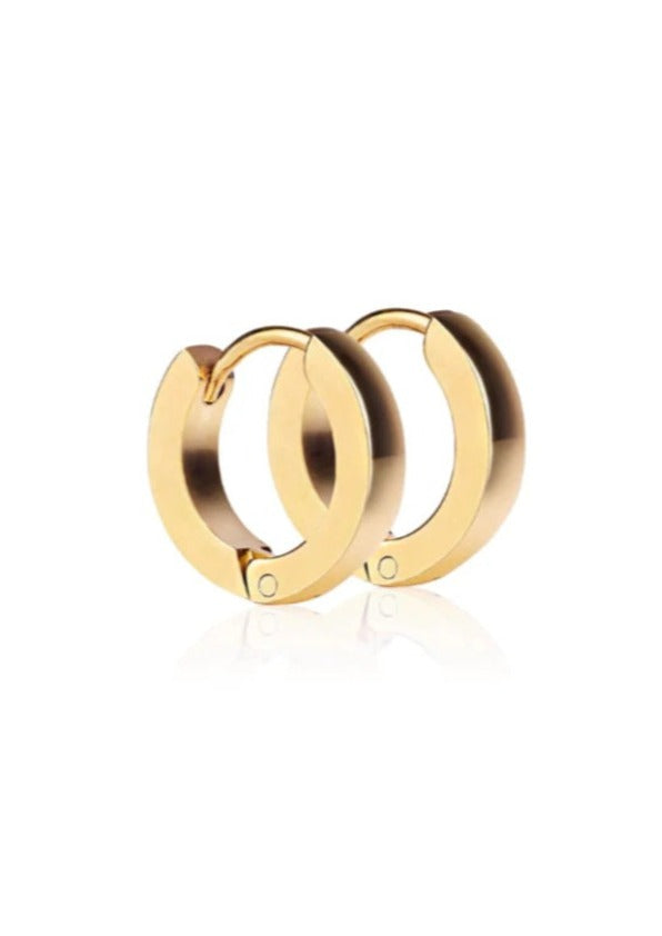 <h3>Trackside Huggie Earrings - Gold, by Ever</h3> <p>Sweat Resistant. Waterproof. Anti-Tanish. No Fade. Hyperallergenic.</p> <p data-mce-fragment="1">A classic, minimalist gold huggie hoop you won’t need to take off, becoming a&nbsp;staple or layered accessory for your overall&nbsp;active wear&nbsp;look.</p>