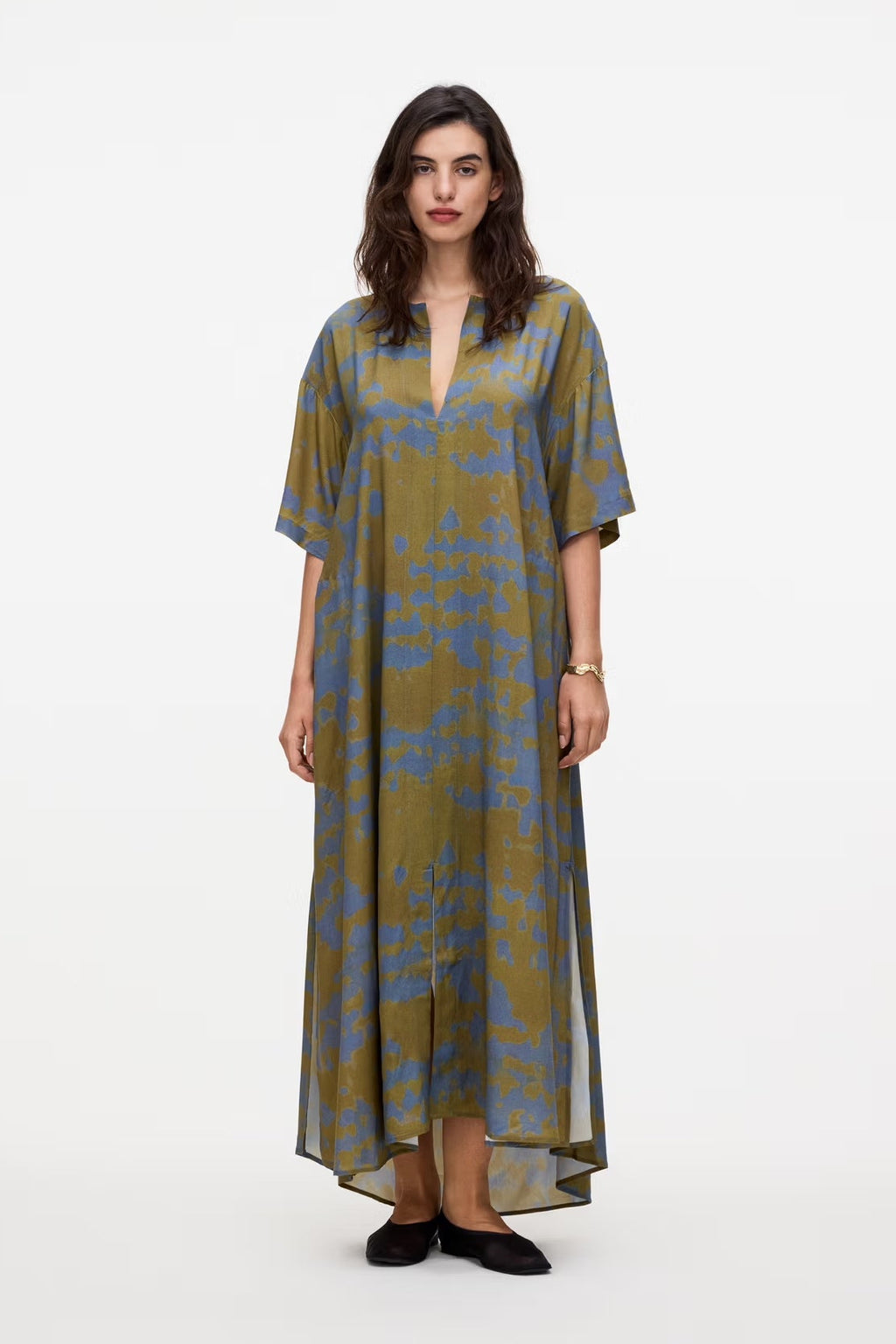 Highland Tangelo Viscose Dress, by OAS

Beach-to-bar perfection

The Highland Tangelo viscose dress is patterned throughout with an abstract motif that reflects the irregular beauty of nature. Tailored from an airy viscose fabric with a silky soft feel, the longline silhouette comes with a deep V-neck, an open back with adjustable ties, side pockets and slits for wearability.