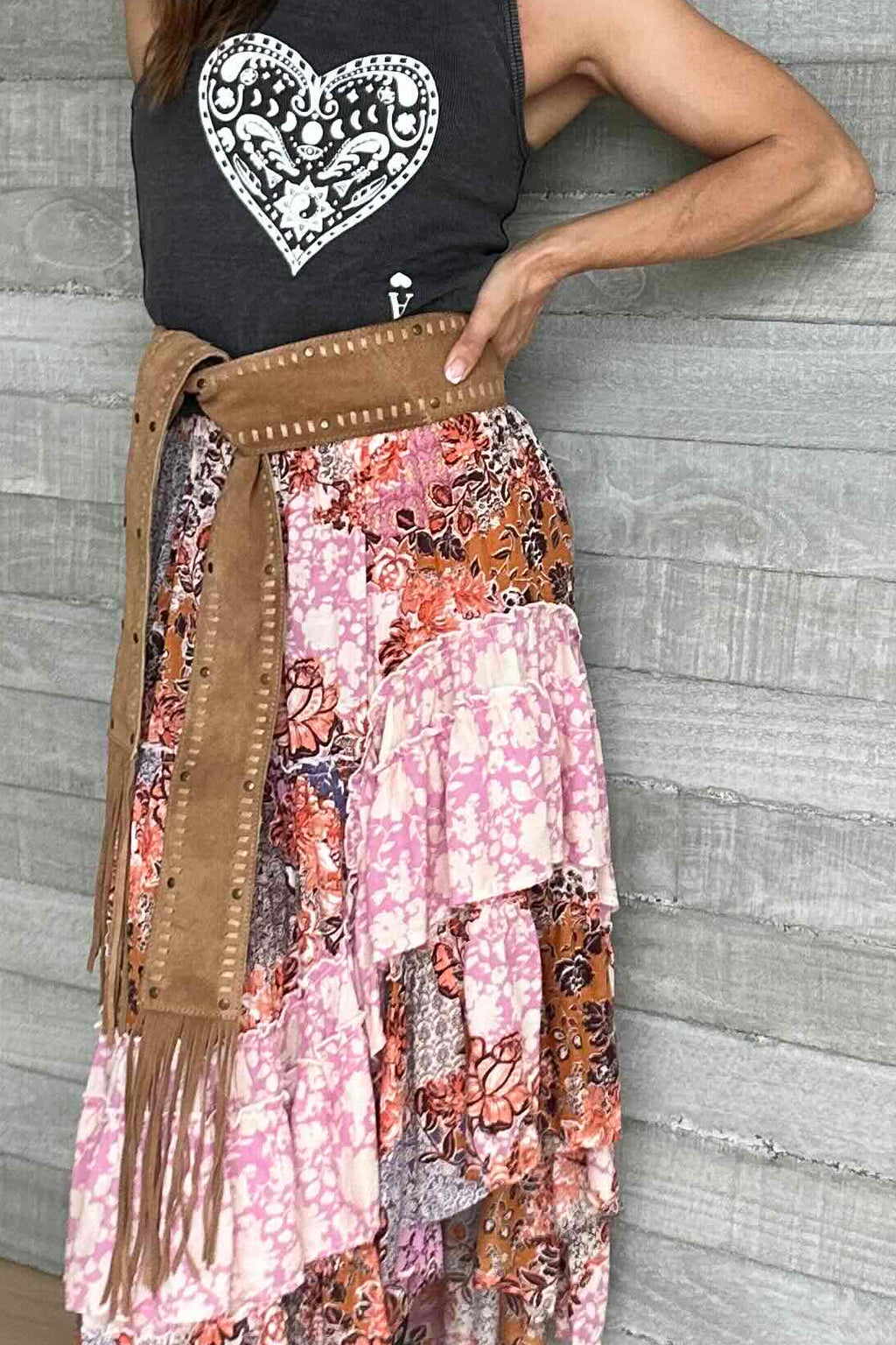 Moonlight Suede Belt - Camel, by Talisman

Add boho flair to&nbsp;your floaty dresses, skirts, and pants with this stunning leather belt


Featuring:

-&nbsp;brass studs

- leather stiched detailing

- tassel ends

- cowhide suede