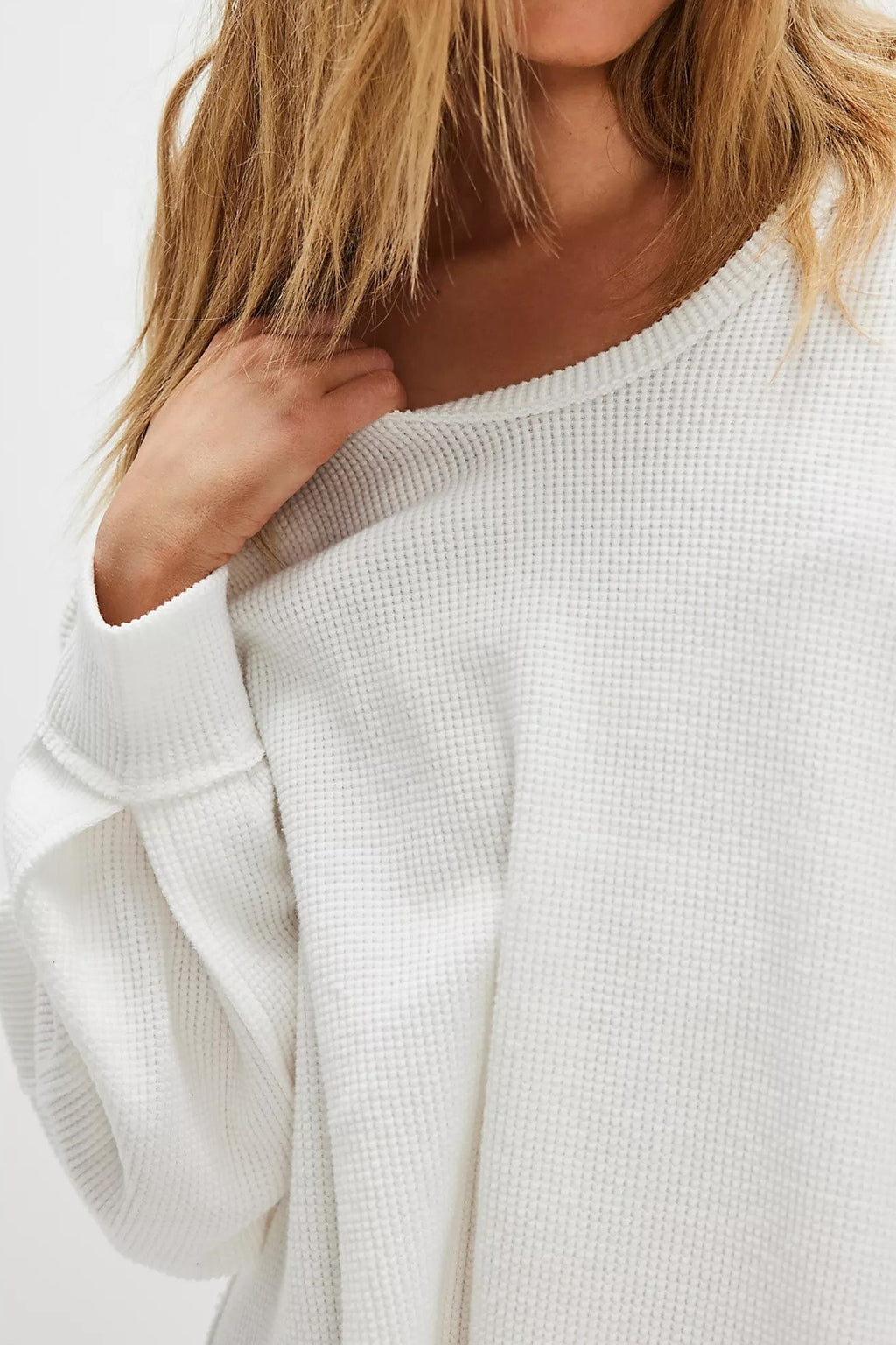 Free People Coast 2 Coast Waffle Sweat - Clean Ivory

Cozy up in this oversized thermal from We The Free, featured in a waffle knit with a V-neckline and slouchy drop-shoulder sleeves for the perfect laidback look all year round.

Exposed seams
Cuffed sleeves
Longline fit