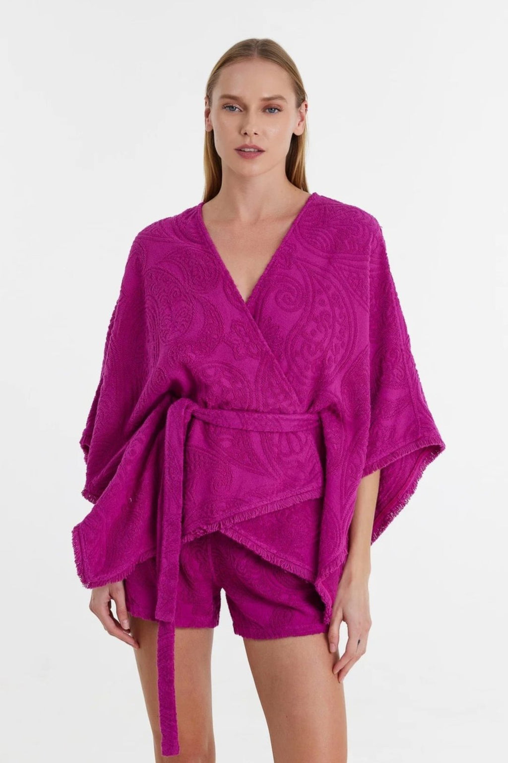 Devotion Akulini Kimono - Magenta

Kimono
Wide sleeves
with ornaments and fringe details
Belt