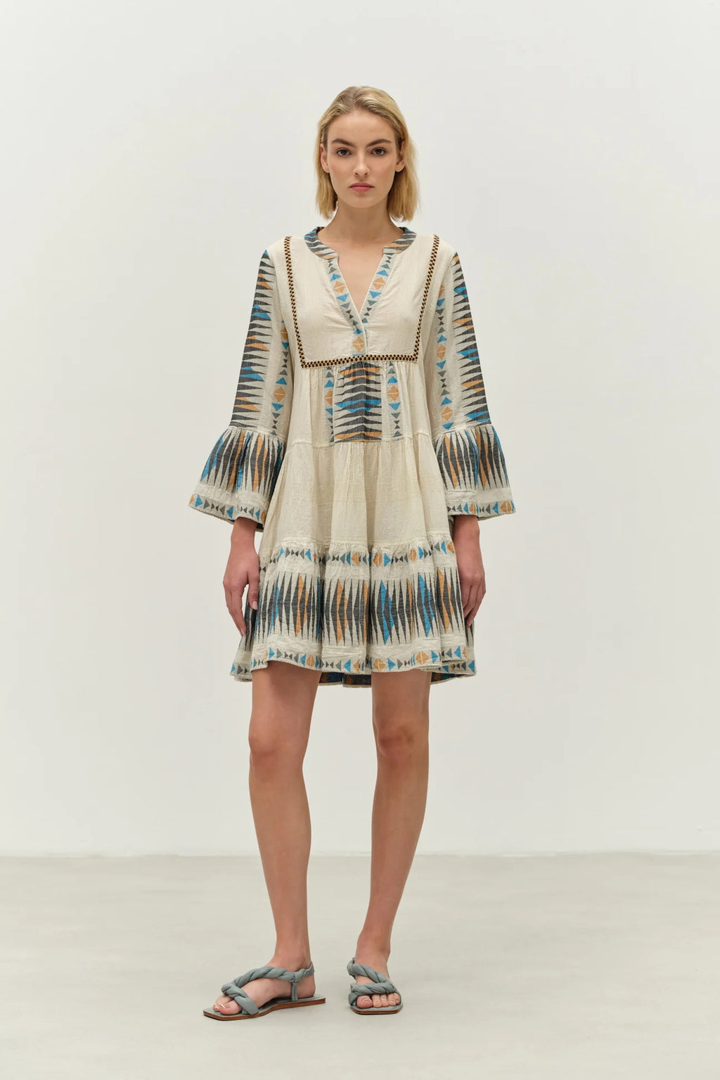 Paradise Short Dress - Blue/Camel, by Devotion Twins

Short Dress
Jacquard print
V-neck
Ruffles
Pure cotton
