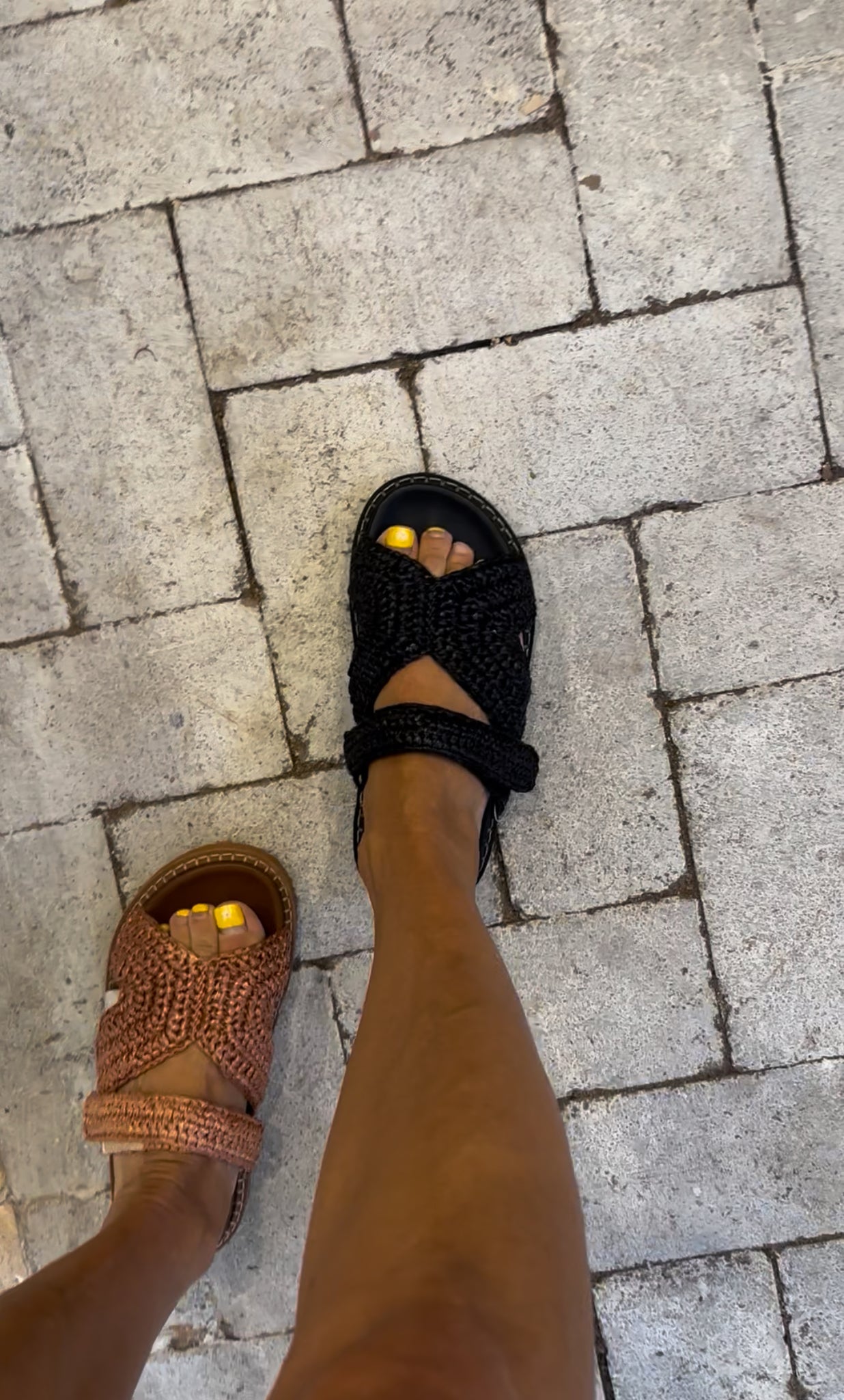 Zoey Woven Raffia Fussbett with Strap - Black