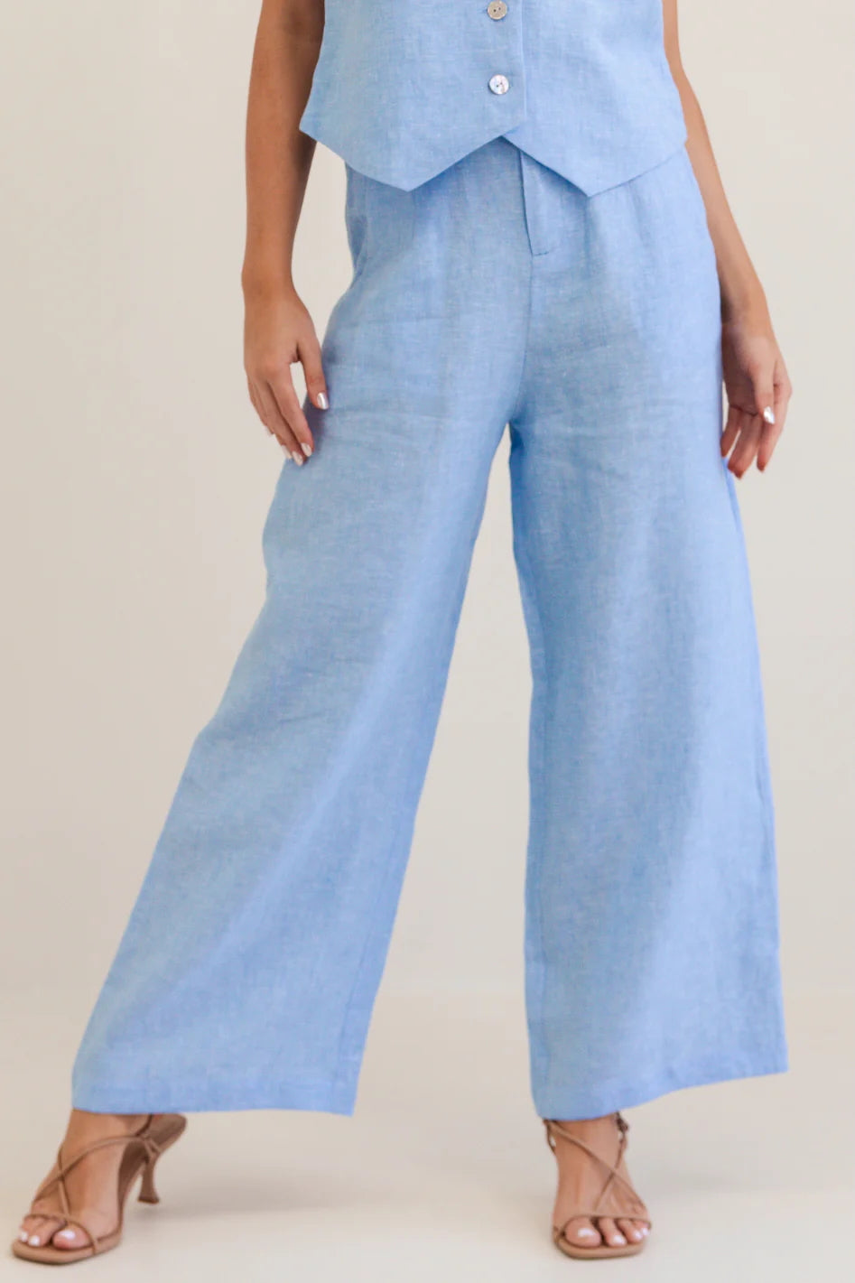 Linen High Waisted Wide Leg Pant - Chambray, by Kaleido

Chic and comfortable, the Linen High Waisted Wide Leg Pant by Australian Label Kaleido is your go-to for effortless style. An amazing pair of pants that can be worn all year round, effortlessly paired with white tees, shirts and blouses in the summer or layered with cardigans, and knitwear in the winter.&nbsp;
