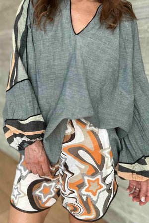 Serene Blouse - Khaki/Tabac, by Devotion Twins

Loose fit
Wide arms with elastic cuffs
Jacquard print
V-neck
Pure cotton
