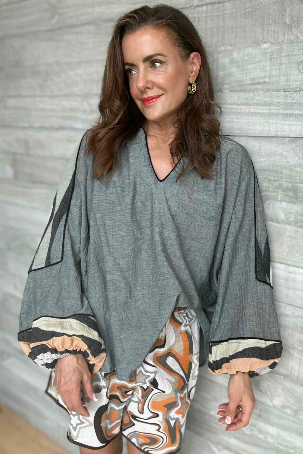 Serene Blouse - Khaki/Tabac, by Devotion Twins

Loose fit
Wide arms with elastic cuffs
Jacquard print
V-neck
Pure cotton