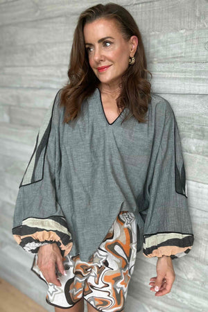 Serene Blouse - Khaki/Tabac, by Devotion Twins

Loose fit
Wide arms with elastic cuffs
Jacquard print
V-neck
Pure cotton
