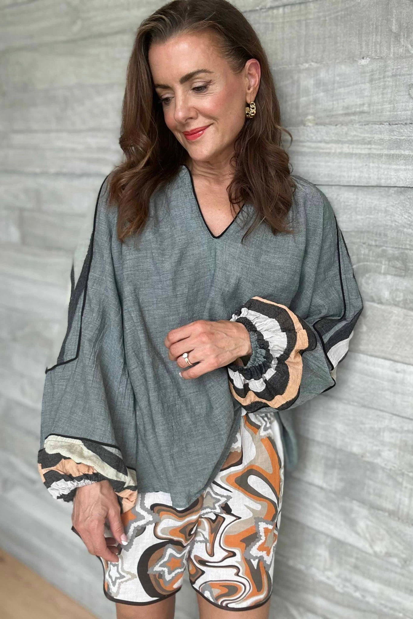 Serene Blouse - Khaki/Tabac, by Devotion Twins

Loose fit
Wide arms with elastic cuffs
Jacquard print
V-neck
Pure cotton
