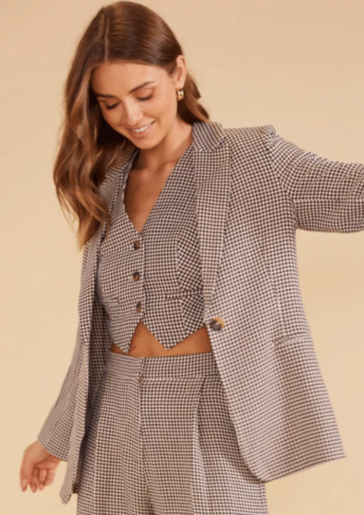Elena Blazer, By MinkPink Details: - Chocolate brown houndstooth blazer - Single tortoiseshell button closure - Full-length sleeves with two-button cuffs - Notched lapels - Lined - Centre back vent - Relaxed fit