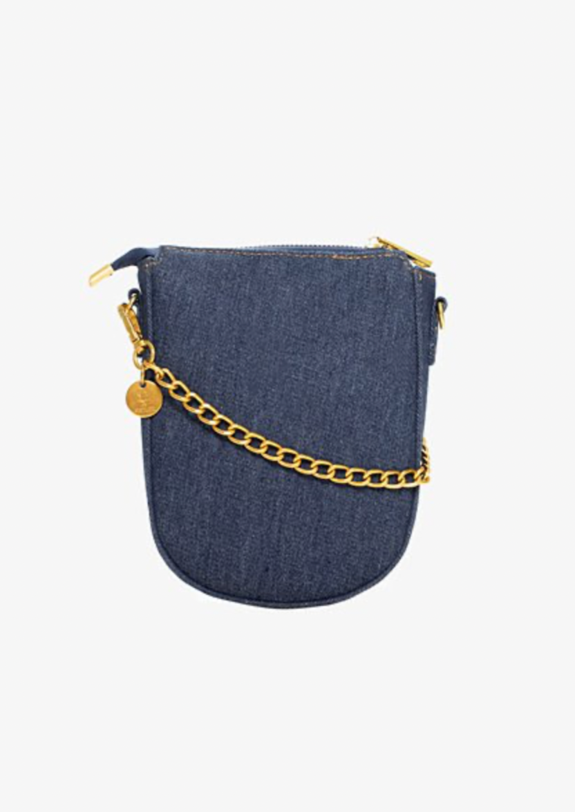<h3 data-mce-fragment="1">Dylan Bag - Denim, by Antler</h3> <p>Removable &amp; Adjustable Strap with Chain.</p> <p>Gold Toned Hardware.</p> <p>High Grade Vegan Leather.</p> <p>17w x 5d x 21h (cm)</p> <p>&nbsp;</p>