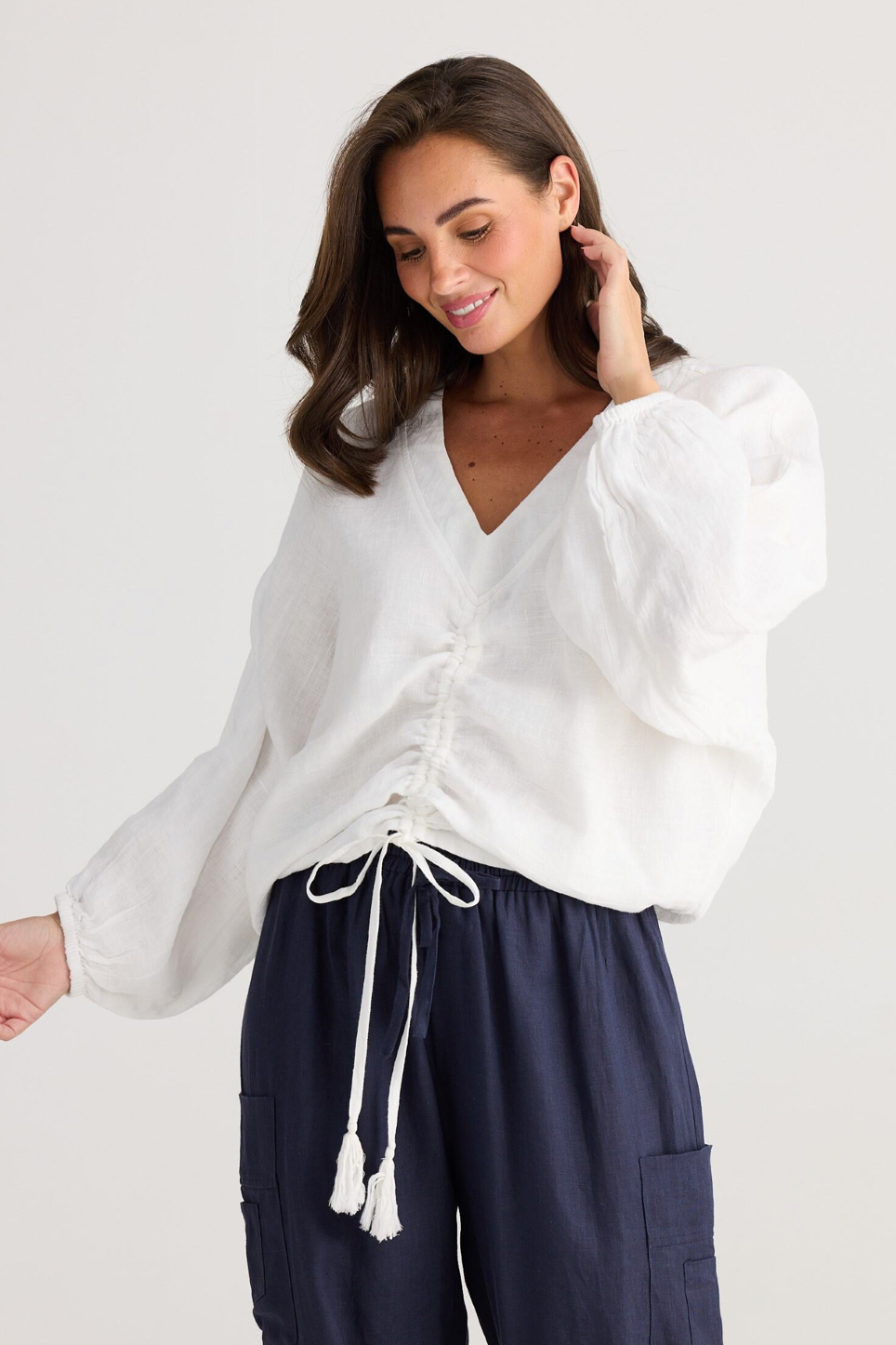 Happy Hour Top - White Linen Gauze, by Holiday

Details:

V-style neckline

Centre front ruching with tie

Oversized fit

Elasticated back hem