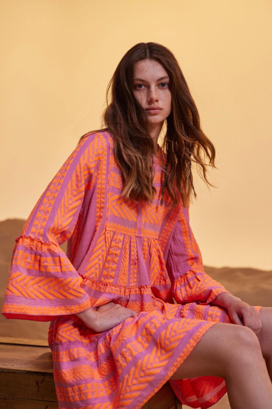 Devotion Ella Short Dress - N.Orange/Fuschia

For an effortless summer look, choose the Ella Short Dress from resort wear designer Devotion. The bohemian-inspired smock-style dress is crafted in fuschia cotton with&nbsp;neon orange embroidery. The perfect addition to your summer wardrobe.