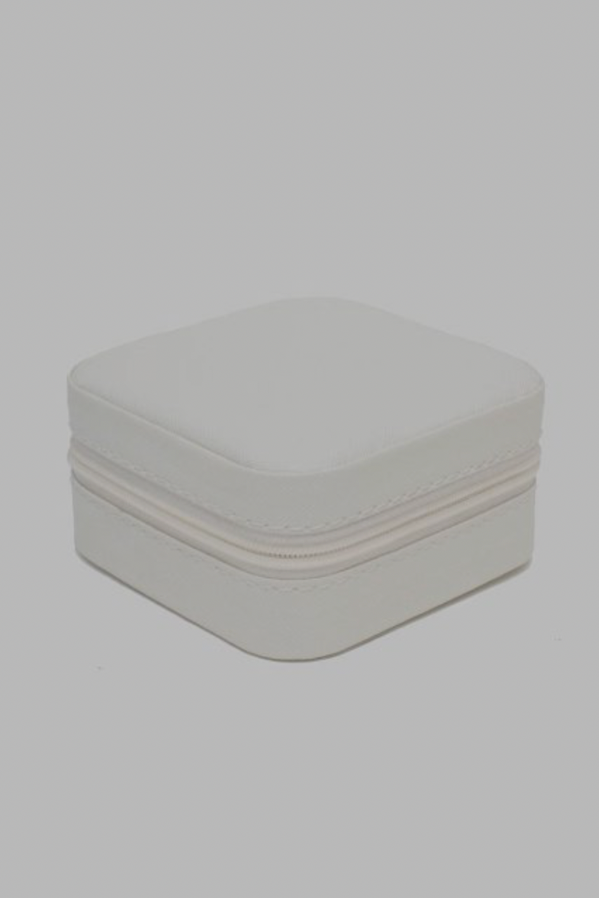 Antler Travel Box - Ivory

A practical storage solution for your jewellery pieces while at home or travelling.

Materials:

Vegan Leather