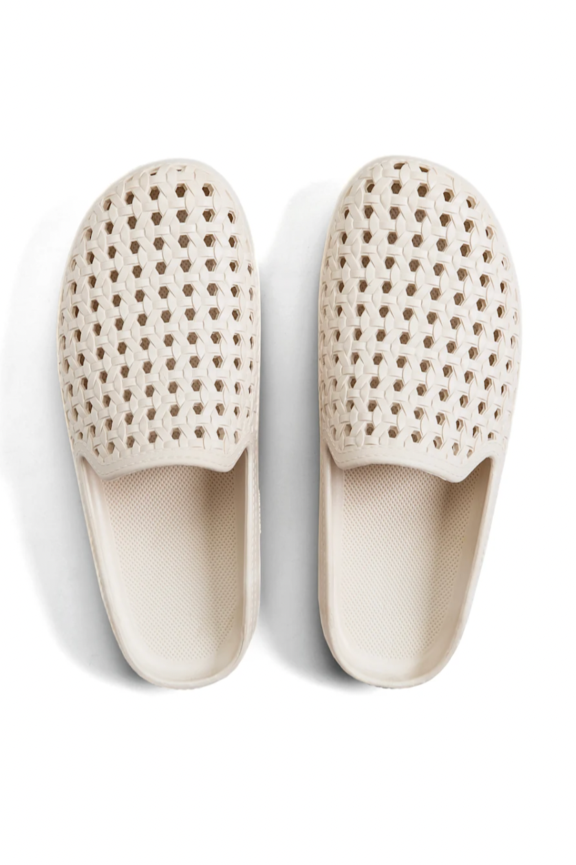 Freedom Moses 'Kieff' Stone - Stone Rattan-Style Clogs

We kept only the essentials, for the ultimate comfort.


Our clogs are flexible, yet supportive.


Designed to feel like a hug for your feet