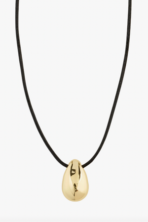 Intent Necklace - Black/Gold Plated, by Pilgrim

Let your intent be your compass and give your style direction with the INTENT necklace from Pilgrim. Cool black leather cord with a teardrop-shaped pendant exudes pure Scandi coolness with a shiny twist. 