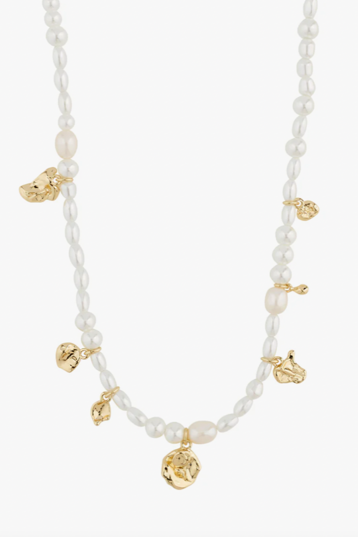 Intent Pearl Necklace - White/Gold Plated, by Pilgrim

Focus your intent, direct your journey, and let the INTENT beaded necklace from Pilgrim lead the way. A beautiful composition of genuine freshwater pearls and pearlescent glass beads gives you an effortless on-point look.