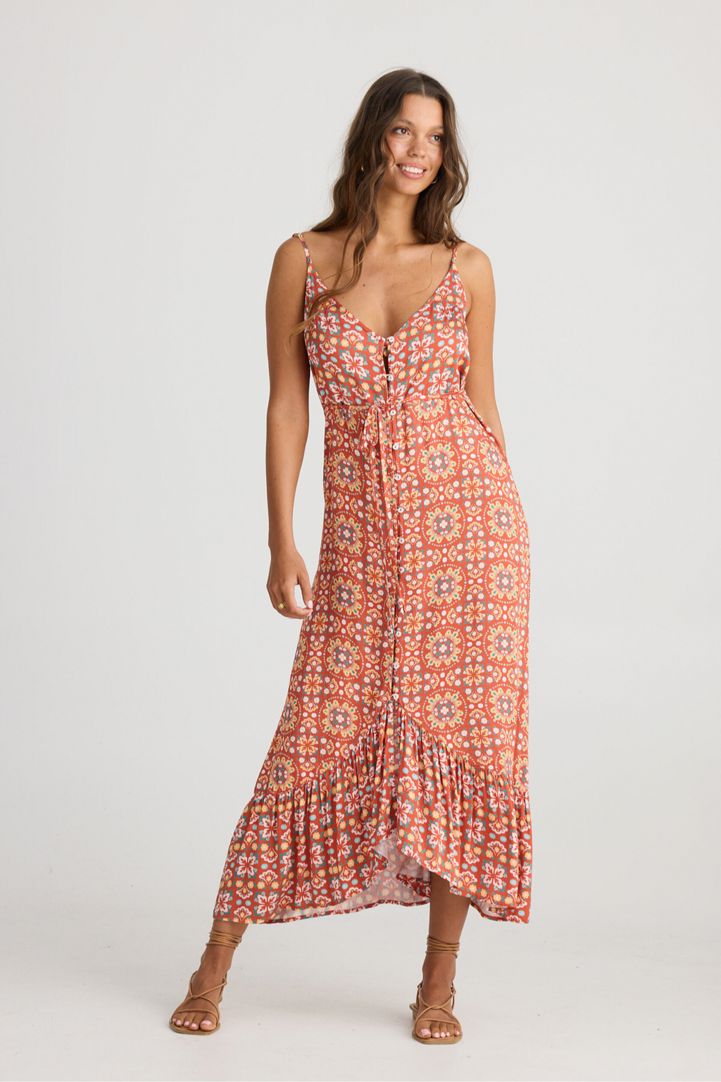 Oasis Dress - Medina Spice, by Talisman

Details:

Adjustable straps

Classic fit

Button up front

Waist tie

High-low hem

Maxi length