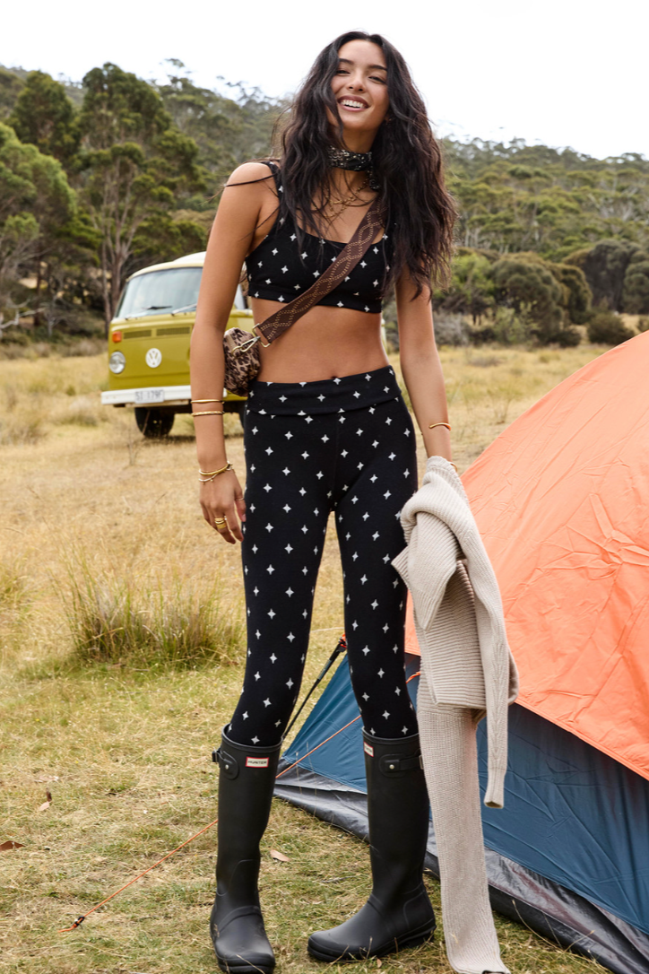 Satellite 25" Midi Pant - Northstar, by The Upside

Reach for the stars in our Satellite Midi Pant

High-rise 25" length midi pant with V panel waistband
Knitted black jacquard with white stars
Embroidered white arrow at back
Please refer to studio images for accurate colour of garment