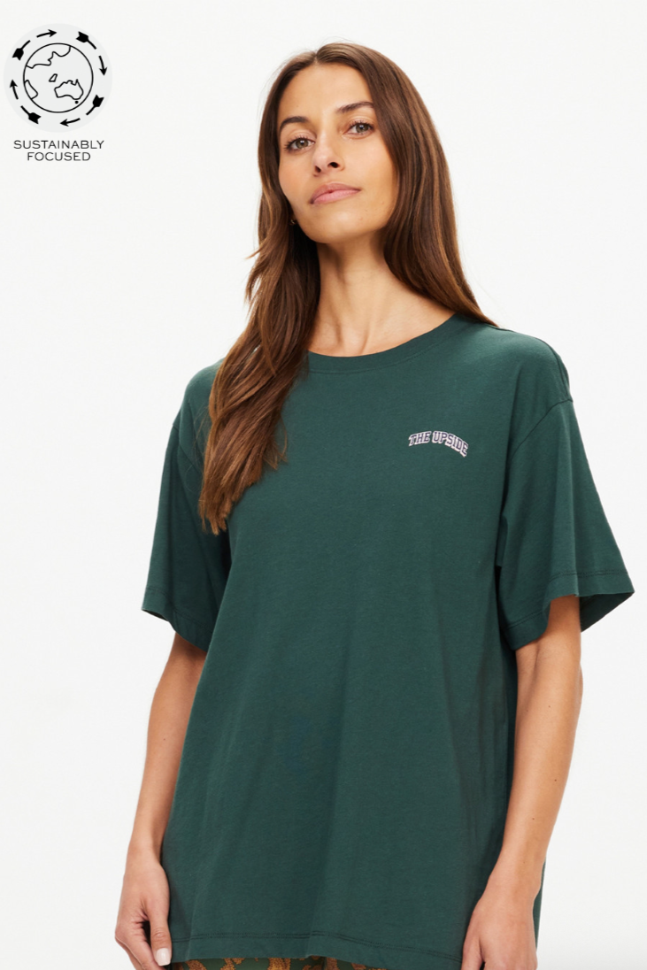 Alumni Sammi Tee - Agave, by The Upside

A classic oversized tee, made for easy styling

Made with 100% Organic Cotton jersey
Oversized tee shape in green agave
The Upside Sport logo at front chest
Soft rib neckline
Please refer to studio images for accurate colour of garment