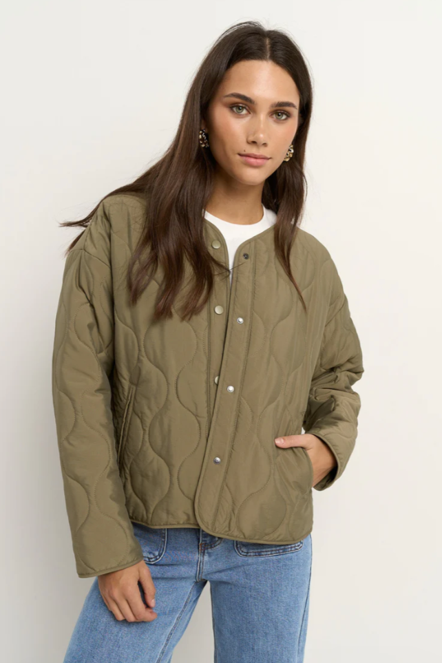 Apex Puffer Jacket - Olive

Our best-selling style, and for good reason. With its modern quilted design and collarless neckline, this jacket is the ultimate blend of chic and cozy. Designed in an oversized silhouette, it’s the ideal everyday layer that looks just as good styled up or down.