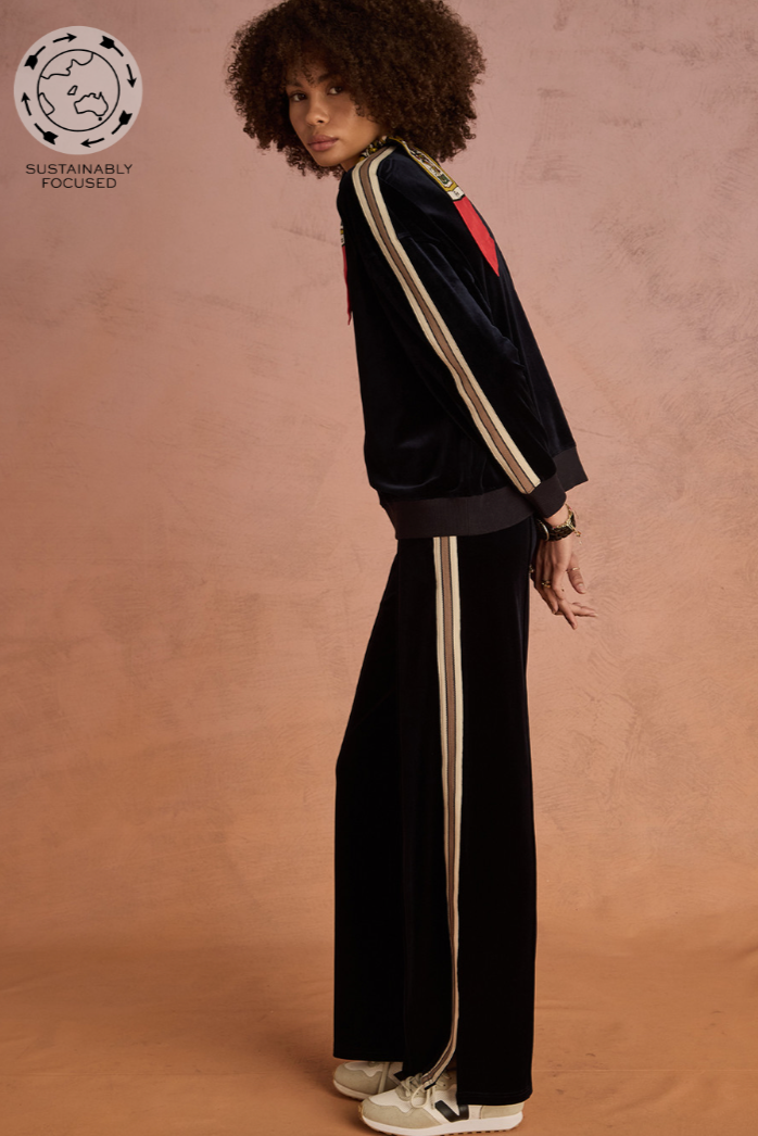 Monaco Freya Wide Leg Pant - Navy, by The Upside

Keep it classic and elevated in the Monaco Freya Wide Leg Pant

Wide leg pant with elasticated waistband
The softest recycled polyester navy velour
Side seam pockets
Pin tuck detailing
Detailed knitted tape down sides in cream and mocha
Embroidered arrow logo at back
Please refer to studio images for accurate colour of garment
