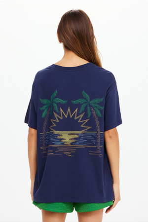 Sammi Tee - Navy, byThe Upside

A classic tee shape to throw on over any leg.

Made with 100% Organic Cotton in navy
Oversized tee shape with printed The Upside at front
Printed palm tree sunset design at back
Soft rib neckline
Please refer to studio images for accurate colour of garment