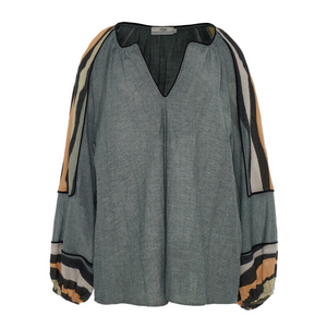 Serene Blouse - Khaki/Tabac, by Devotion Twins

Loose fit
Wide arms with elastic cuffs
Jacquard print
V-neck
Pure cotton