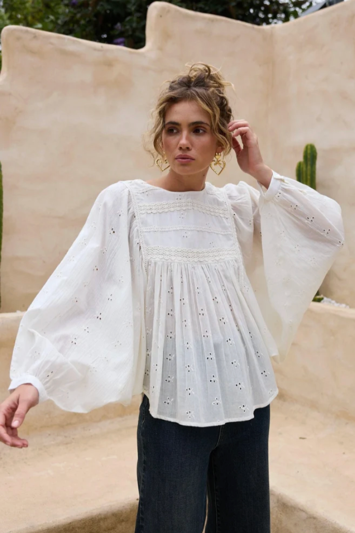 Tinker Top - Off White, by Talisman

The Tinker Top in Off White features a flattering round neckline and elegant batwing sleeves for effortless style. Delicate lace trims add a touch of femininity, while the relaxed fit ensures comfortable wear all day. Perfect for pairing with your favourite jeans or skirts, this top blends casual ease with subtle sophistication.