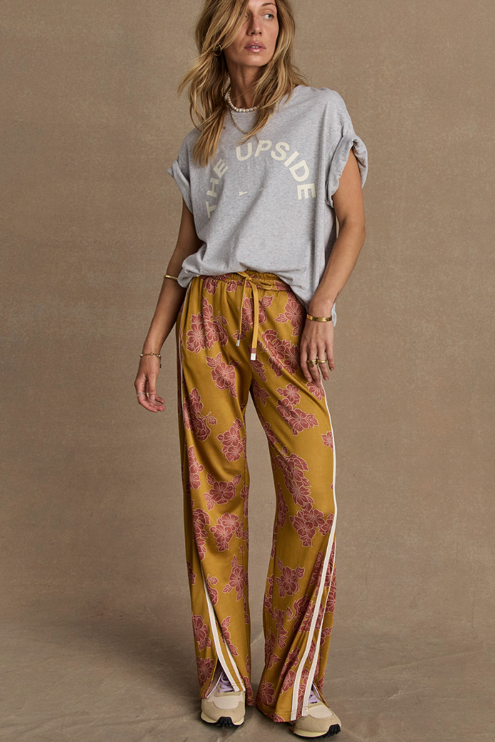 Fantasy Roma Pant - Batik Floral, by The Upside

This seasons batik floral print in an easy, relaxed pant

Highwaisted pant with elasticated waistband in our batik floral print
Double faced single jersey fabrication
Contrast cream binds and split hems
Drawcord and rubber dipped ends
Side seam pockets
Back pockets with logo pip
High Rise
Please refer to studio images for accurate colour of garment