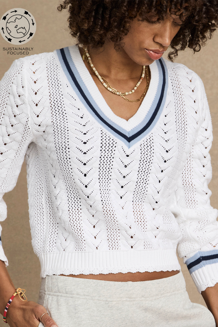 Citta Sonny V Neck Sweater - White. by The Upside

A fresh V neck knit with just the right amount of charm

Knitted V neck sweater in white
Chevron knit design in organic cotton
Scalloped edge
Contrast blue and navy stripe around neckline
Ribbed cuffs, hem and neckline
Please refer to studio images for accurate colour of garment