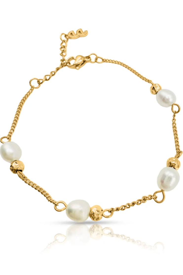 Off Court Pearl Bracelet - Gold, by Ever

Waterproof. Anti-Tarnish. Sweat Resistant.

Relaxed, lightweight and made to layer. A refined twist on sporty elegance, the Off Court Pearl Bracelet features a delicate rope chain spaced with four freshwater pearls and hammered golden balls. Polished, subtle, and made to move with you.