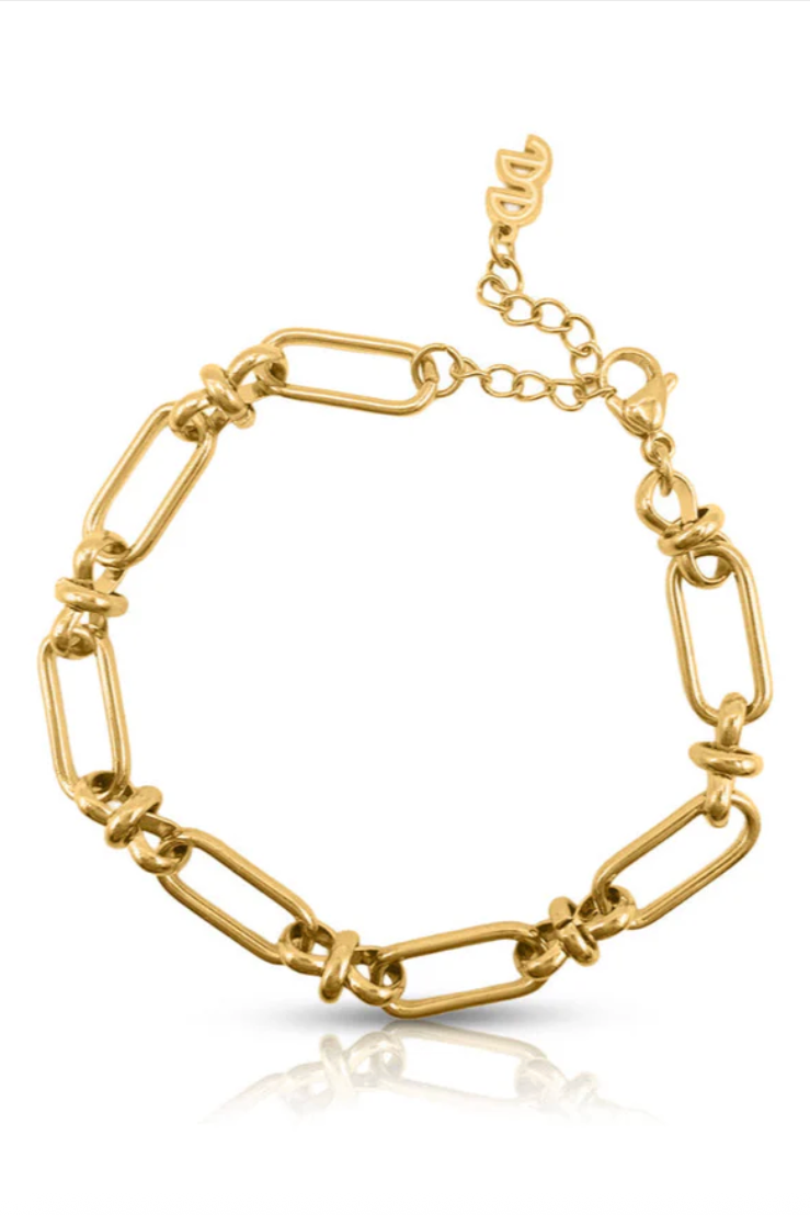 Signal Chain Bracelet - Gold, by Ever

Waterproof. Anti-Tarnish. Sweat Resistant.

A modern take on the paperclip chain, featuring soft rectangular links and knotted connectors for a little extra edge. This statement bracelet blends chunkier shapes with softened gold tones for a bold yet wearable finish.
