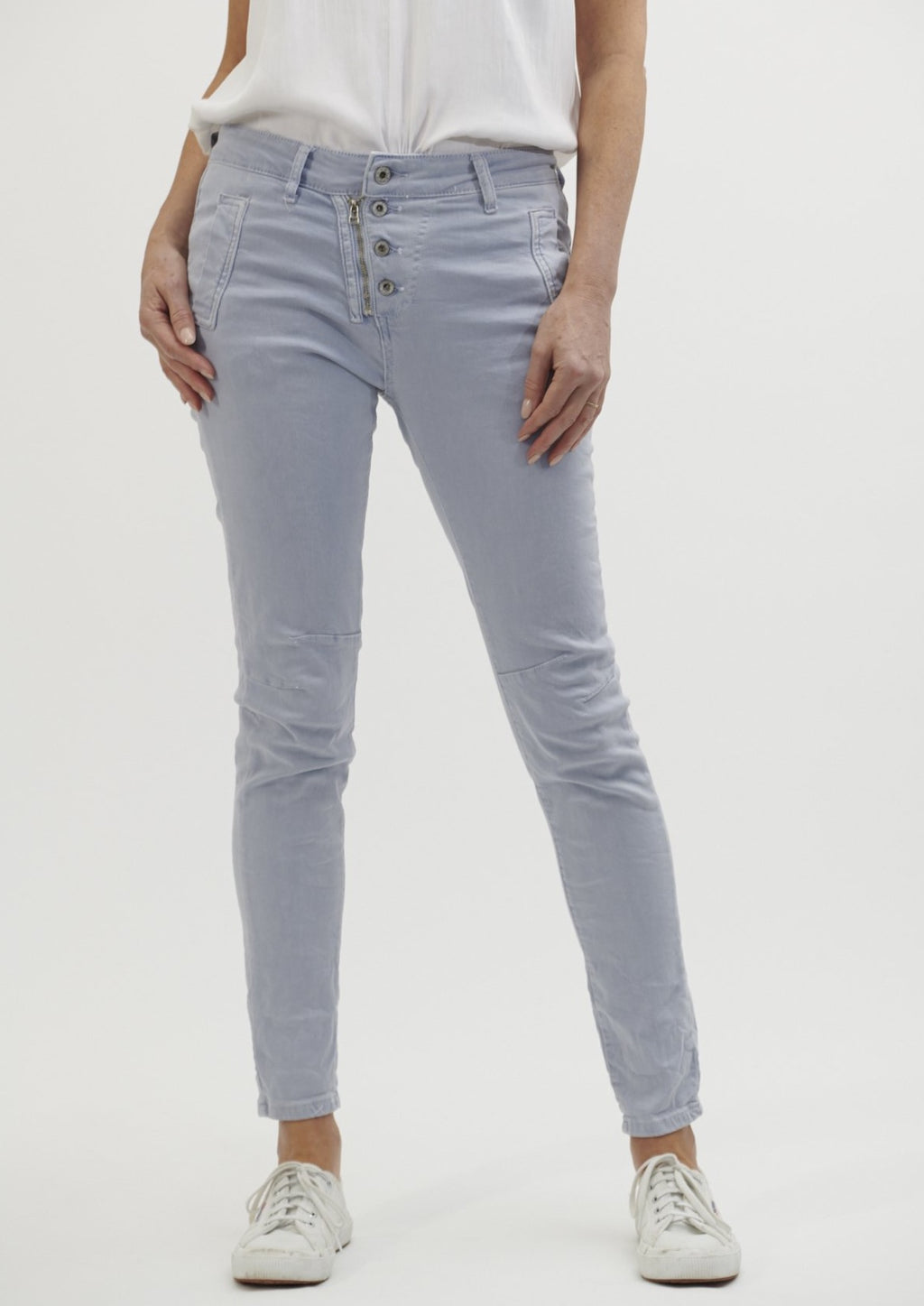 Italian Star Buttons Jeans - Ice Blue  You'll love these Italian star button jeans for their versatility, style and comfort   Your favourite everyday jean that can be dressed up or down.  Features:   Mid-rise Slim leg Zip and button fly  Side pockets Zip back pockets Seam detail at knee Designed to fade