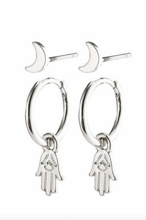 Experience the nomadic lifestyle through exciting cultures, new experiences, and beautiful landscapes. The, silver-plated, earrings reflect all this with the moon-shaped studs, bohemian-style hoops and the Hand of Fatima pendant. Create a sense of magic that is especially effective when items are worn together.