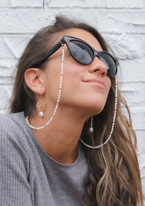 Freshwater Pearl Sunglass Savers The ultimate accessory for this Summer and Festival Season. These Sunglasses saver will enable you to have all the fun in the world, without having to worry about losing them!   Meaurements: 70mm long Handmade in New Zealand with A grade Freshwater pearls. Choose in between a Black finish if you have dark/tort sunnies OR transparent if you have light coloured sunnies. 